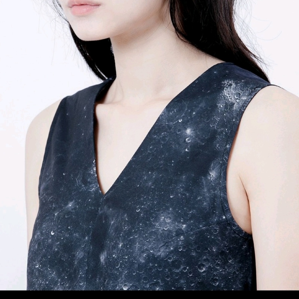 BOUTIQUE MOON PRINT V NECK DRESS